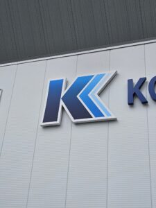 小松建装外観（サイン）